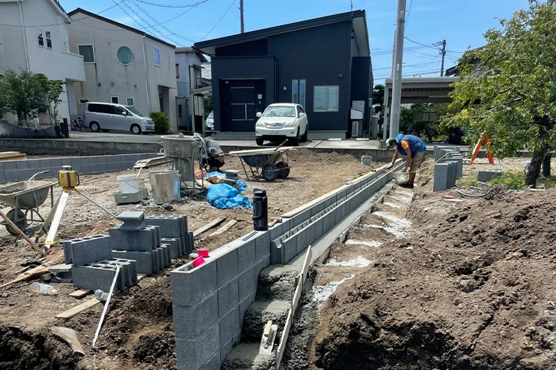 ブロック基礎の施工現場