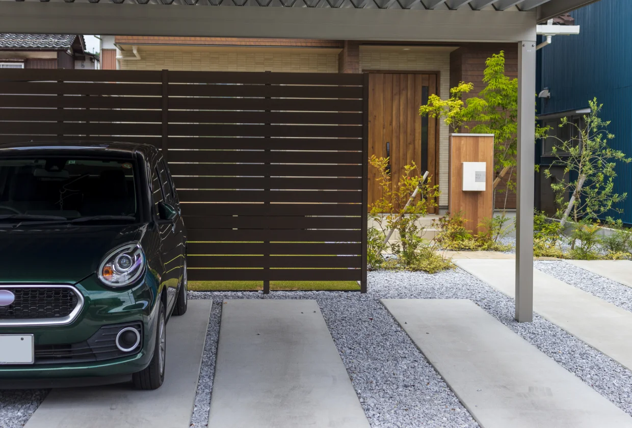 コンクリート工事を施した駐車場